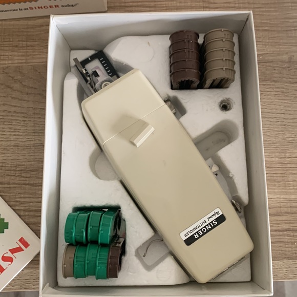 Vintage 1970 Professional Buttonholer by Singer - Picture 7 of 7